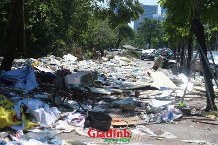 Tương tự, tại ngõ 11 và ngõ 15 Duy Tân những công trình vi phạm cũng đã tháo dỡ, hiện trường ngổn ngang. Vật dụng sinh hoạt và kinh doanh đang được người dân thu dọn khẩn trương để trả lại mặt bằng sạch.
