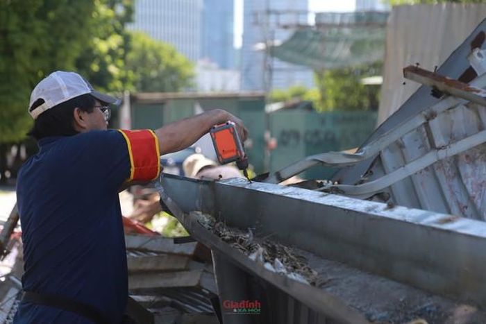 Lực lượng chức năng cùng người dân tháo gỡ từng chi tiết mái tôn.