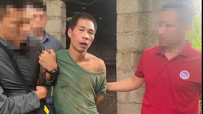 Sau nhiều giờ mật phục tại khu vực rừng giáp biên giới, lực lượng Công an tỉnh Lạng Sơn đã bắt giữ Phương Văn Kỳ, đối tượng truy nã đặc biệt nguy hiểm về hành vi vận chuyển 35 bánh heroin - (ảnh Công an Lạng Sơn).