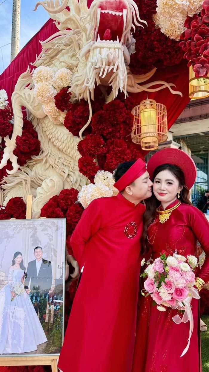 Giọng ca 9X cũng ra mắt ca khúc "Bên em" do anh sáng tác tặng bạn đời. Trong lời cầu hôn vợ hồi tháng 9, ca sĩ hứa sẽ nỗ lực thấu hiểu và lắng nghe để hoàn thiện bản thân mỗi ngày.