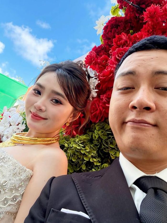 "Vậy là ngày vui của Lâm và gia đình cũng đã qua rồi. Mấy ngày nay Lâm nhận được rất nhiều lời chúc, những tin nhắn, những tình cảm của mọi người dành cho hai đứa. Thật sự Lâm không biết phải nói sao cho hết sự biết ơn của mình", Hoài Lâm bộc bạch.