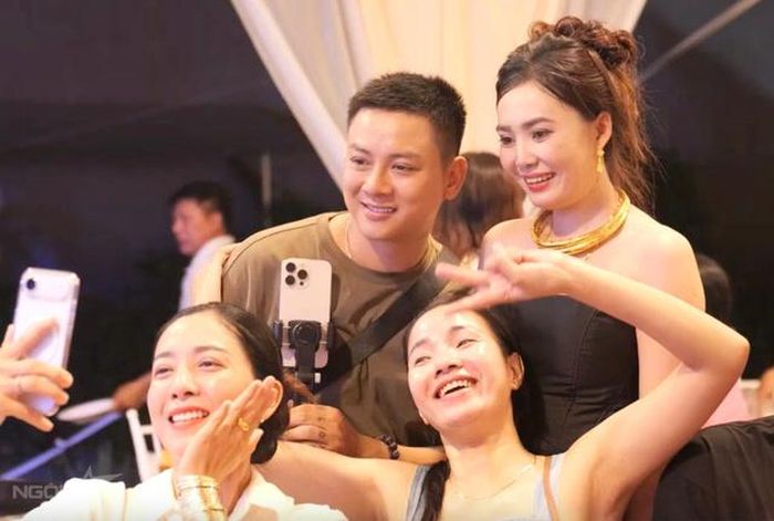 Bạn đời của Hoài Lâm tên Ngọc Trinh, sinh năm 2004, cùng quê Vĩnh Long. Cô không hoạt động nghệ thuật, chủ yếu bán hàng online. Trước khi đến với Ngọc Trinh, Hoài Lâm trải qua nhiều thăng trầm trong cuộc sống riêng.