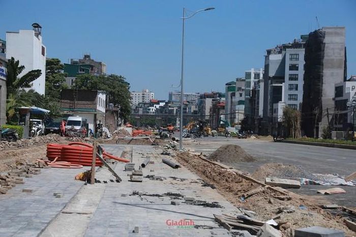 Hiện tuyến đường đã rõ hình hài, một số đoạn các phương tiện cơ giới nối đuôi nhau lu nén và san lấp mặt đường. Theo thiết kế, đoạn tuyến rộng 50m, gồm 31m mặt đường, dải phân cách giữa rộng 3m và 16m vỉa hè hai bên.