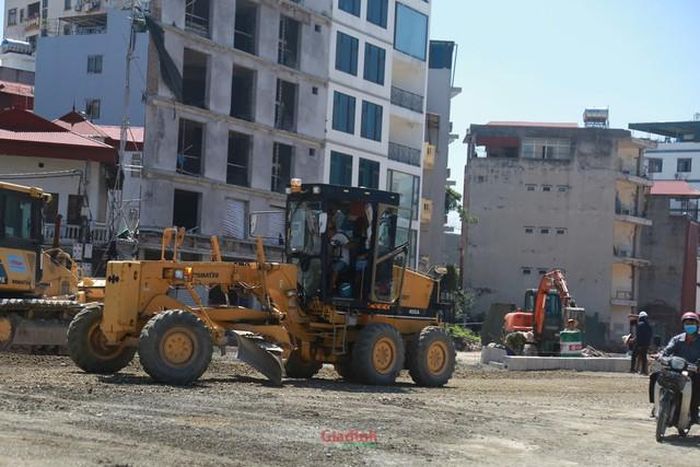 Các thiết bị máy móc cơ giới cỡ lớn như máy gạt, máy xúc hoạt động liên tục tại khu vực điểm nối giao thông then chốt.