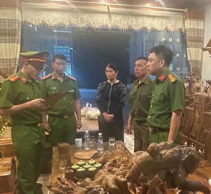 Cơ quan công an tiến hành thi hành lệnh khám xét tại nhà đối tượng Nguyễn Thị Thảo - (ảnh Công an Sơn La).