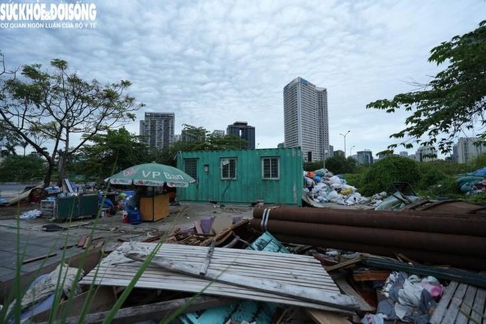 Ông V. (75 tuổi) cho biết làm nhiệm vụ trông coi khu đất, vật tư từ tháng 7/2026 đã chứng kiến quần áo được tập kết ở khu vực này. Cũng theo ông V., có một người phụ nữ thường xuyên mang đồ quần áo đến đây tập kết, số lượng quận áo vì thế ngày càng tăng thêm.