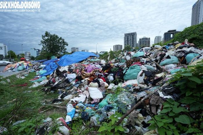 Số quần áo này được tập kết tại đây một thời gian dài, không được bảo quản, hư hại gây mất mỹ quan đô thị và ô nhiễm môi trường.