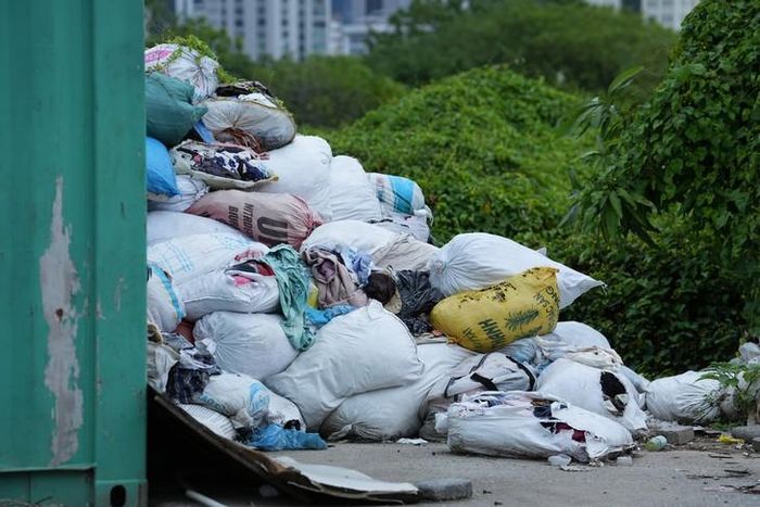 Trong đó, nhiều quần áo, chăn màn được đóng vào bao tại, qua thời gian đã bị rách để rơi vãi ra ngoài.