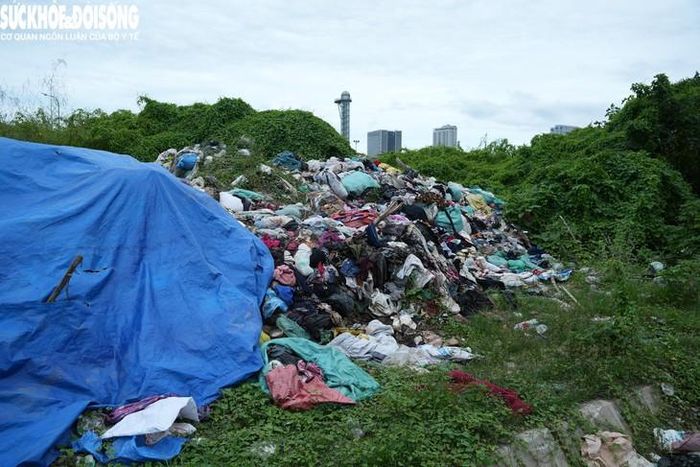 Trao đổi với báo chí về vấn đề này, một lãnh đạo UBND phường Từ Liêm xác nhận sự việc và biết, cơ quan chức năng đã thu dọn khoảng 100 tấn quần áo trước đây. Hiện, cơ quan chức năng đã chỉ đạo Urenco 7 tiếp tục thu công tác thu dọn.