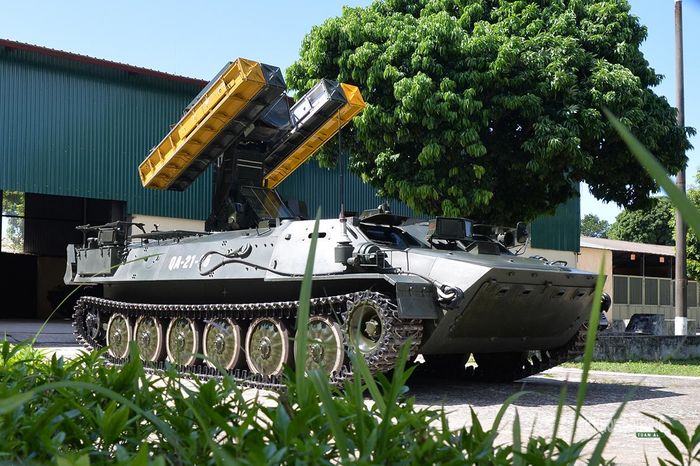 Bệ phóng của tổ hợp A89 được nâng lên trạng thái sẵn sàng tác chiến. Ảnh: Tuấn Anh