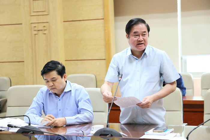 Cục trưởng Cục Phòng bệnh Hoàng Minh Đức báo cáo tại cuộc họp. Ảnh: Trần Minh