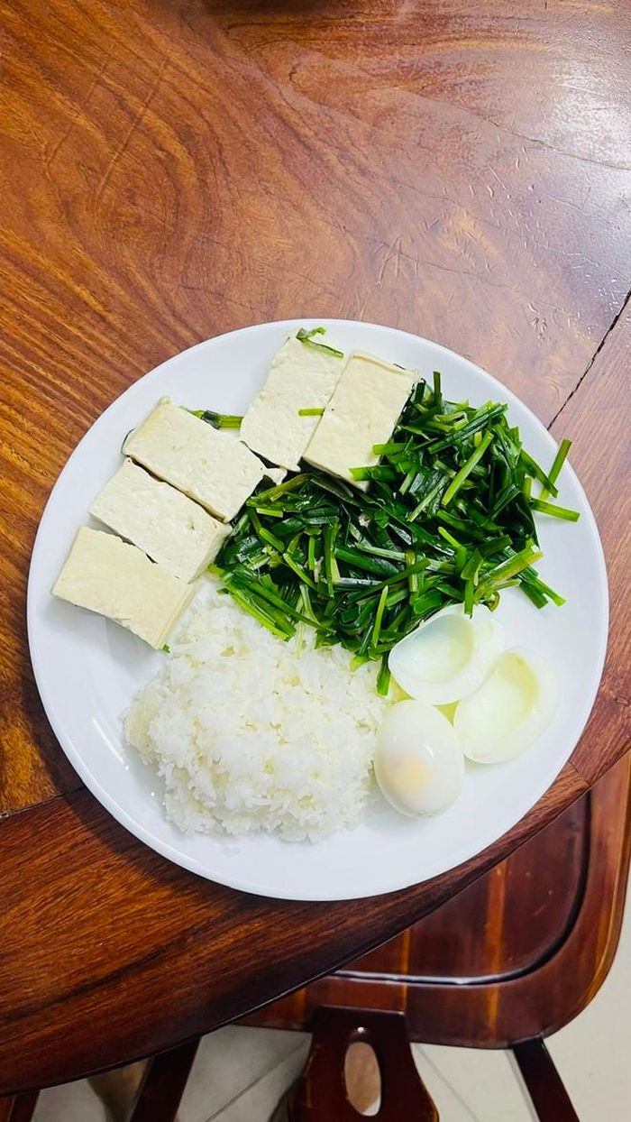 Chị Bùi Thị Kim Ngân tận tình hướng dẫn bố thấu hiểu cơ thể, chủ động lựa chọn thực phẩm lành mạnh thay vì kiêng khem thiếu cơ sở khoa học.