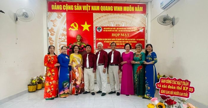 Người bố 65 tuổi giao lưu văn nghệ địa phương - thành quả ngọt ngào từ hành trình chăm sóc sức khỏe chủ động.