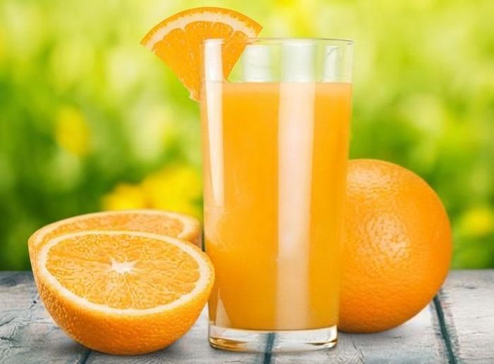 Nước ép cam chứa nhiều đường rất dễ làm tăng lượng đường trong máu, đặc biệt khi uống nhiều hoặc uống khi bụng đói.