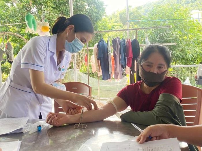 Bệnh viện Đa khoa Khu vực Vân Đồn đến thăm khám sức khỏe miễn phí cho người dân tại nhà. Ảnh: Tiến Sinh