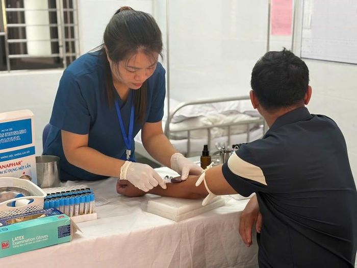 Khám sức khỏe miễn phí cho người dân tại đảo Quan Lạn. Ảnh: Tiến Sinh