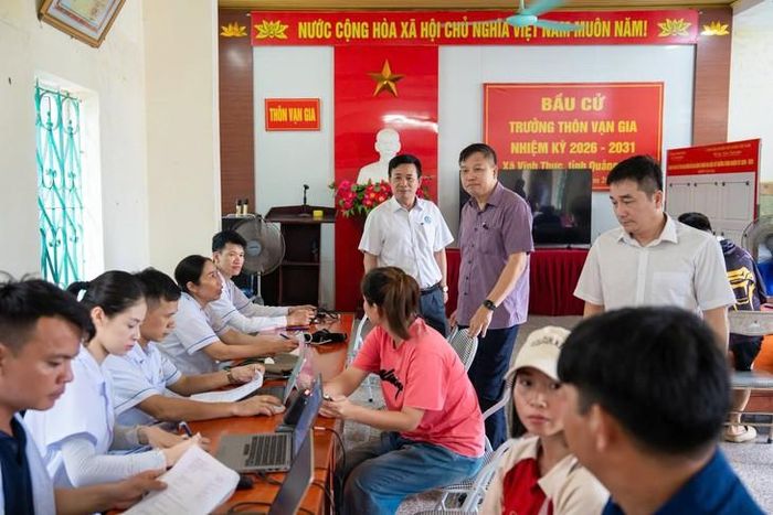 Ông Nguyễn Minh Tuấn - Phó Giám đốc Sở Y tế Quảng Ninh kiểm tra công tác khám sức khỏe miễn phí cho người dân tại Móng Cái. Ảnh: CDC Quảng Ninh