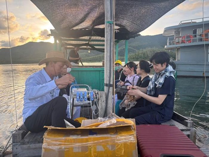 Đoàn công tác của Bệnh viện Đa khoa Vân Đồn ra đảo Minh Châu thăm khám sức khỏe cho người dân. Ảnh: Tiến Sinh