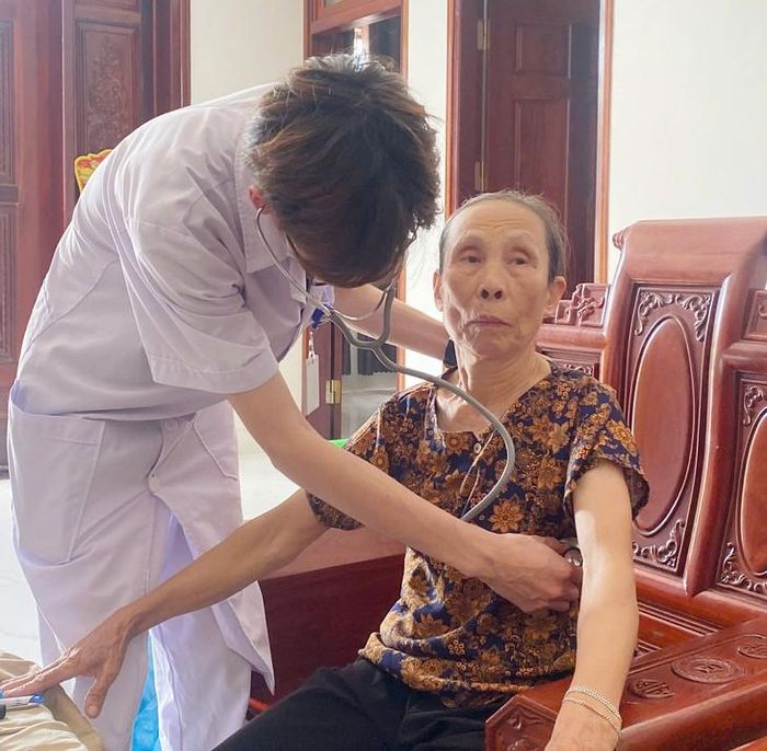 Nhiều trường hợp người dân vì lý do sức khỏe không đến khám tại điểm khám, thì các y bác sĩ sẽ đến thăm khám tại nhà. Ảnh: Tiến Sinh