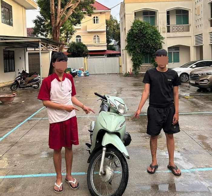 2 đối tượng cùng tang vật vụ án. Ảnh: Công an TP Đà Nẵng