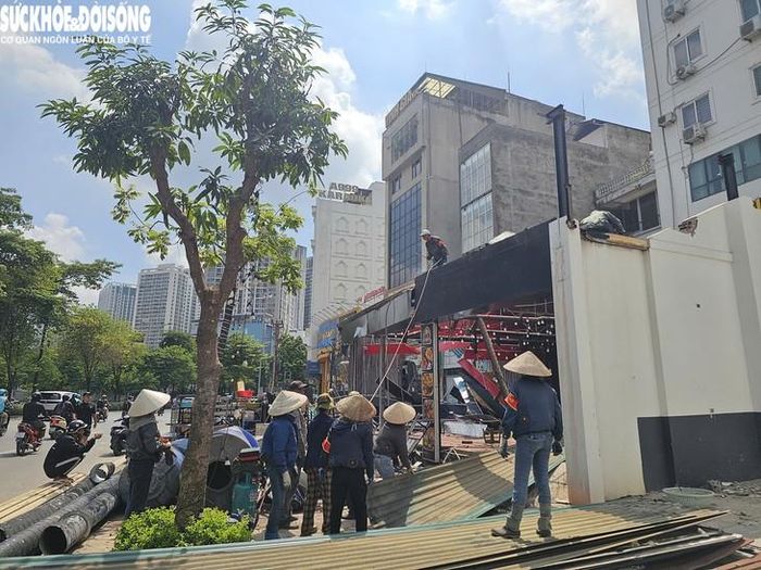 Theo UBND phường Từ Liêm, trước khi tổ chức cưỡng chế, chính quyền đã triển khai công tác tuyên truyền, vận động, phổ biến các quy định của pháp luật về đất đai, giải thích về mục đích, ý nghĩa của dự án và trách nhiệm của người sử dụng đất trong việc chấp hành quyết định thu hồi đất. Qua đó, tạo điều kiện để các hộ dân hiểu rõ chủ trương, đồng thuận và tự giác bàn giao mặt bằng.