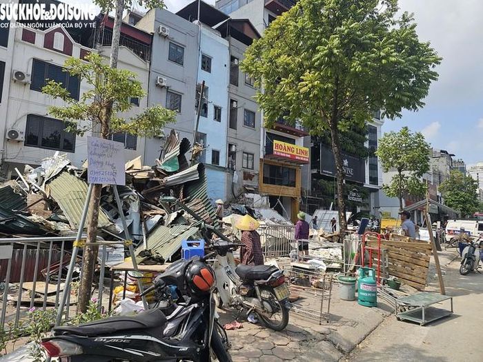 Ghi nhận chiều 6/10, hàng loạt công trình trong phạm vi xây dựng vườn hoa phục vụ lợi ích công cộng tại khu đất nông nghiệp xen kẹt trên đường Nguyễn Hoàng (phường Từ Liêm, Hà Nội) đã được phá dỡ.