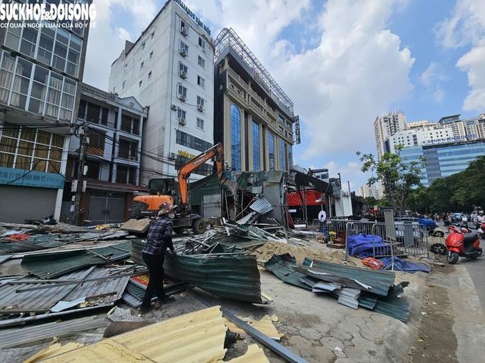 Đầu tháng 10, UBND phường Từ Liêm (Hà Nội) bắt đầu tổ chức cưỡng chế thu hồi đất đối với các hộ gia đình, cá nhân chưa chấp hành quyết định thu hồi đất, bàn giao mặt bằng để thực hiện dự án xây dựng vườn hoa phục vụ lợi ích công cộng trên địa bàn phường.