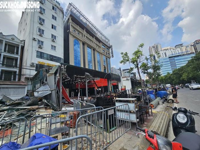 Nhiều hạng mục trước đây được dựng tạm bằng tôn, phục vụ hoạt động kinh doanh nhỏ lẻ, nay chỉ còn lại nền đất, gạch vỡ và vật liệu xây dựng ngổn ngang. Xe cẩu cùng các phương tiện vận chuyển liên tục hoạt động để thu gom phế thải, đưa gạch đá ra khỏi khu vực, từng bước giải phóng mặt bằng.