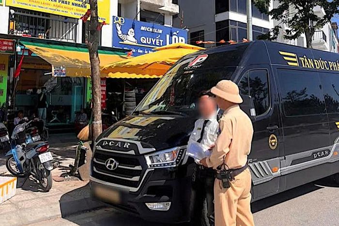 Xe hợp đồng đón khách tại điểm cố định, xe trung chuyển chở khách sai quy định bị phát hiện tại khu vực Bến xe Nước Ngầm.