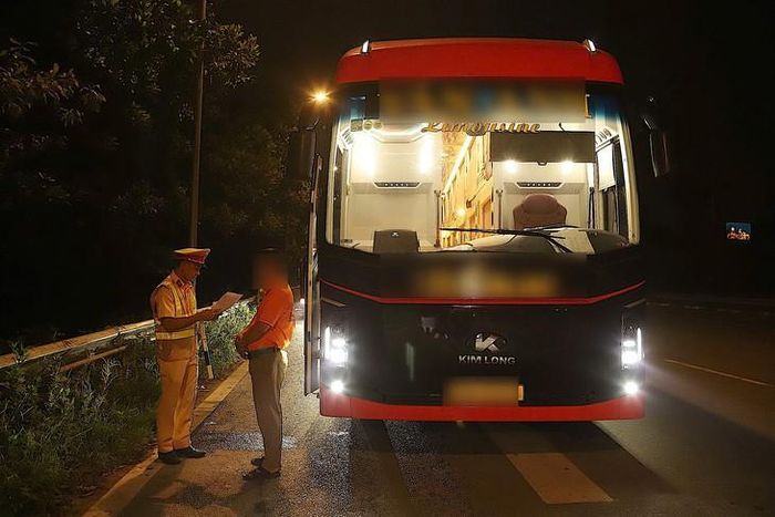 Hai doanh nghiệp vận tải bị lập biên bản do vi phạm quy định về đón khách và sử dụng xe trung chuyển tại khu vực Bến xe Nước Ngầm.