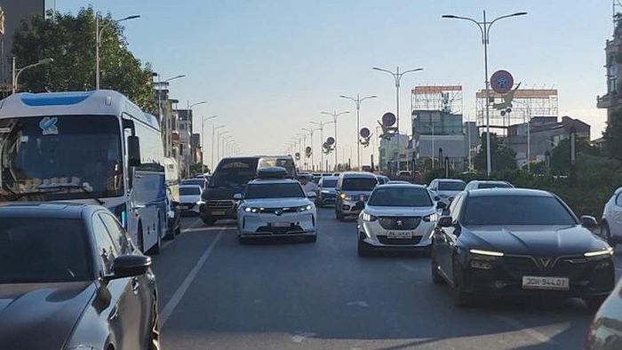 2 xe xảy ra sự cố va chạm nhẹ nhưng nhanh chóng rời đi và không gây ùn tắc. Ảnh chụp 17h ngày 6/10. Ảnh: VA