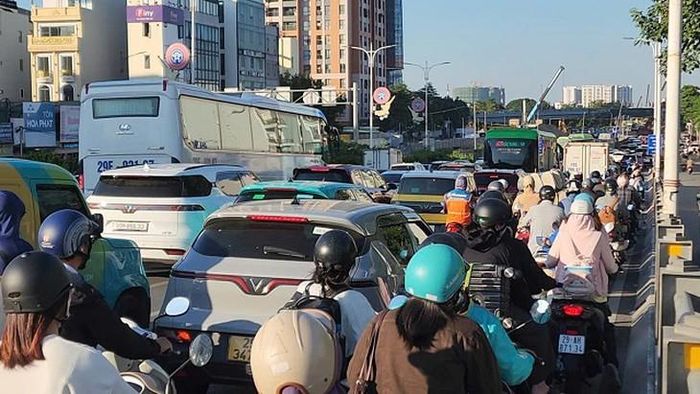 Các phương tiện nối đuôi nhau xuống đường Đàm Quang Trung. Ảnh chụp 17h ngày 6/10. Ảnh: VA
