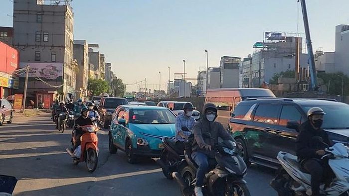 Lượng phương tiện đông, các dòng xe di chuyển chậm qua khu vực rào chắn công trường nhưng chưa xảy ra ùn tắc. Ảnh chụp 17h ngày 6/10. Ảnh: VA