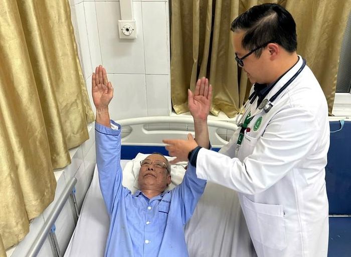 Hãy bắt đầu từ hôm nay bằng những việc rất đơn giản: bớt ngồi lâu, tăng vận động, giữ tư thế đúng, nâng vật đúng cách, duy trì cơ bắp và kiểm soát cân nặng. Ảnh Sở Y tế HN