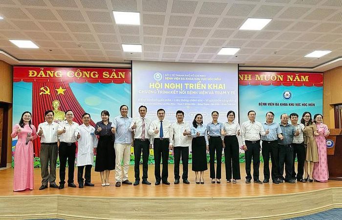 Lãnh đạo Bệnh viện ĐKKV Hóc Môn, chính quyền và trạm y tế 4 xã cam kết vượt khó để chu toàn nhiệm vụ kết nối, chung tay chăm lo sức khỏe người dân. Ảnh: Mimosa