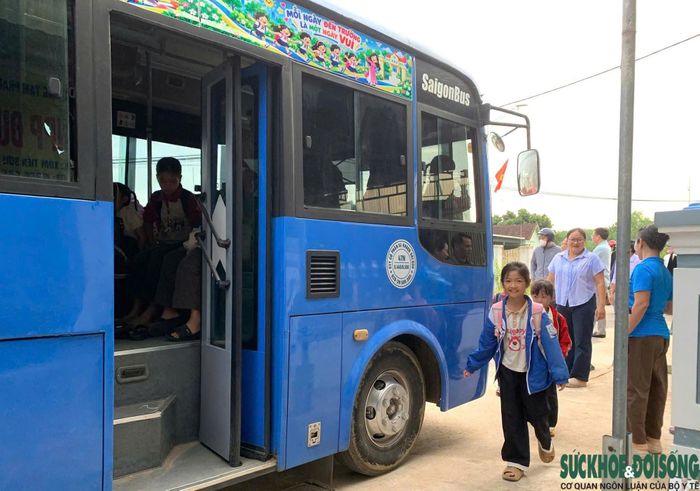 Ba xe ô tô được bố trí đưa đón học sinh thôn Tiến Sơn đến trường. Ảnh: CSCC.
