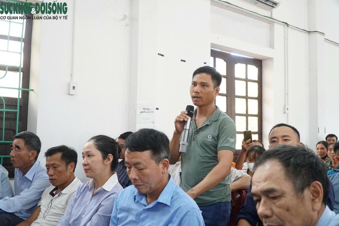 Người dân thôn Tiến Sơn nêu ý kiến tại buổi đối thoại với lãnh đạo UBND tỉnh Nghệ An. Ảnh: Song Hoàng.