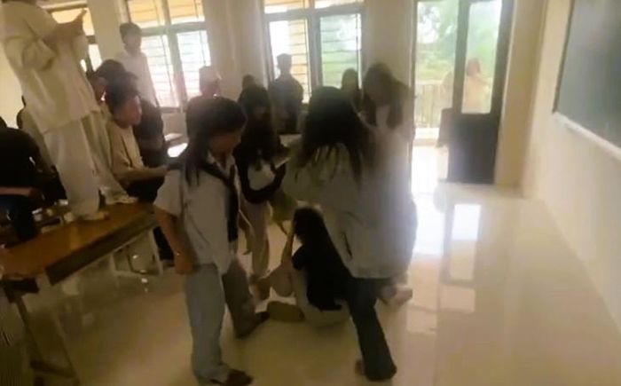 Tự làm đau bản thân ở trẻ có thể liên quan đến khó khăn trong điều hòa cảm xúc, xu hướng tự trừng phạt sau những trải nghiệm bị đánh đập, chỉ trích hoặc nhằm tìm lại cảm giác kiểm soát sau sang chấn do bạo lực học đường, xâm hại. Ảnh chụp màn hình.