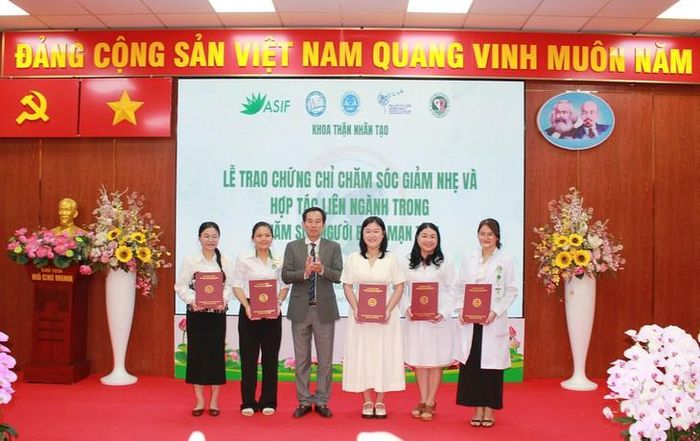 Lãnh đạo Bệnh viện Lê Văn Thịnh trao Chứng chỉ tới những học viên đạt tiêu chí đầu ra. Ảnh: Mimosa