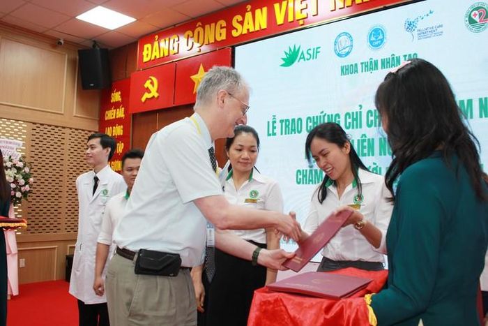 GS. Eric L. Krakauer - Giám đốc các chương trình chăm sóc sức khỏe toàn cầu, Trung tâm chăm sóc giảm nhẹ thuộc Đại học Harvard (Hoa Kỳ), Trưởng Bộ môn danh dự Bộ môn Chăm sóc giảm nhẹ Đại học Y Dược TPHCM trao Chứng chỉ tới các học viên. Ảnh: Mimosa