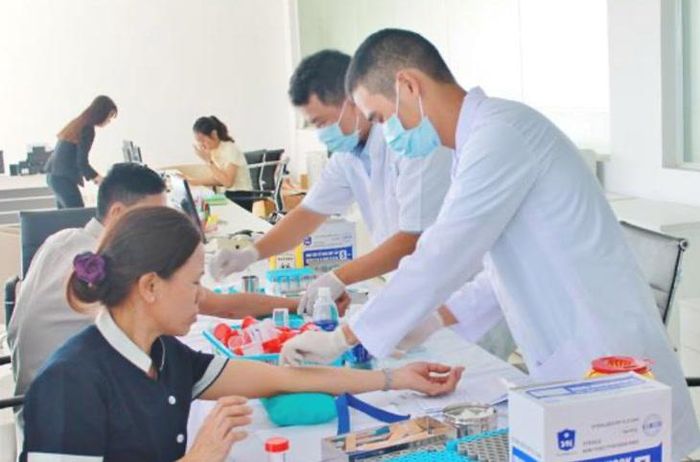 Người dân TPHCM được lấy mẫu xét nghiệm. Ảnh: Sở Y tế TPHCM cung cấp