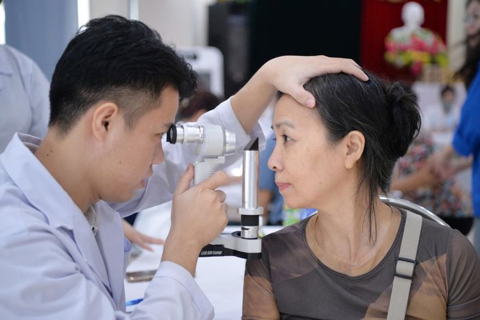 Hoạt động chăm sóc sức khỏe cộng đồng do Hội Thầy thuốc trẻ Hà Nội triển khai tại xã Thường Tín tháng 8/2026. Ảnh: Tuấn Anh