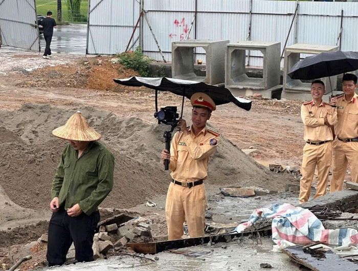 Hậu trường một cảnh quay của cán bộ Đội Tuyên truyền, điều tra giải quyết tai nạn giao thông (Phòng Cảnh sát giao thông Công an TP Hà Nội).
