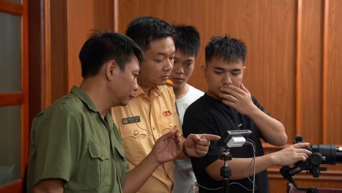 Trung tá Nguyễn Ngọc Tiến (bìa trái) và Thiếu tá Trần Quân Thụy (đứng cạnh) cùng xem lại vai diễn của mình.