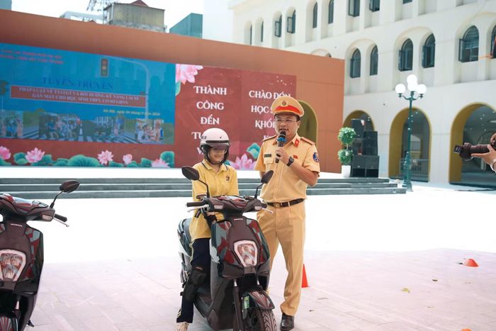 Thiếu tá Trần Quân Thụy hướng dẫn, tuyên truyền pháp luật cho các em học sinh.