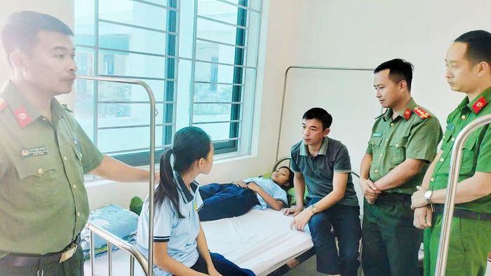 Nhà trường tổ chức thăm hỏi, động viên học sinh nội trú bị ốm