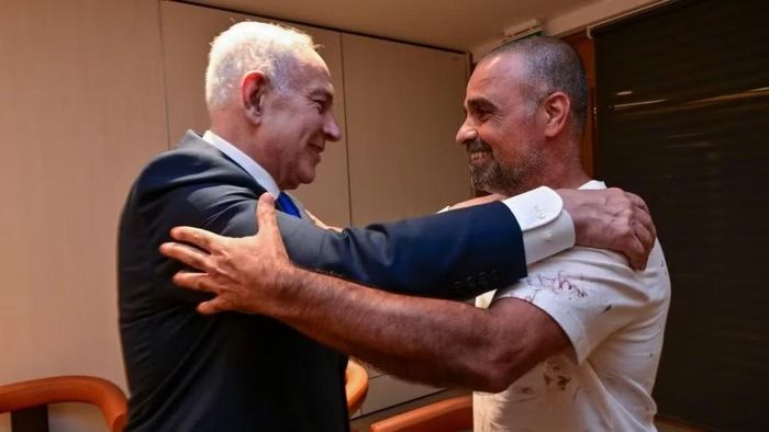 Thủ tướng Israel gặp gỡ, cảm ơn hành khách đã dũng cảm hỗ trợ phi hành đoàn. Ảnh: Internet