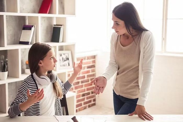 Việc bắt con xin lỗi ngay mà chưa làm rõ nguyên nhân cũng có thể khiến con bất mãn và phản ứng dữ dội hơn. Ảnh: Sưu tầm.