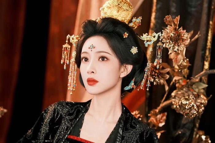 Mạnh Tử Nghĩa có tạo hình kiêu sa.