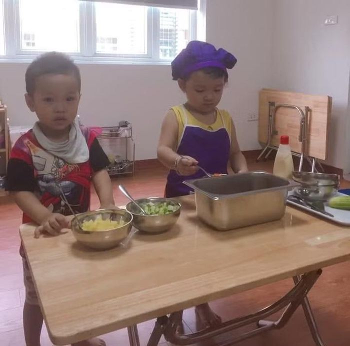 Các con chị Trang học ở trường gần nhà nên việc đưa đón thuận tiên hơn nhiều phụ huynh khác.